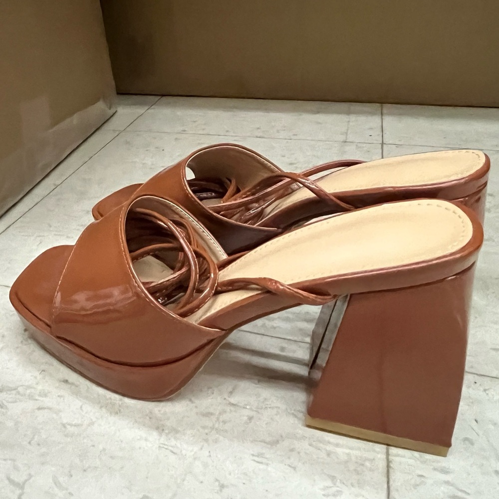 TAN CHUNKY HEELS WITH TIE STRAPS • SIZE 8/8.5 • NEVER WORN